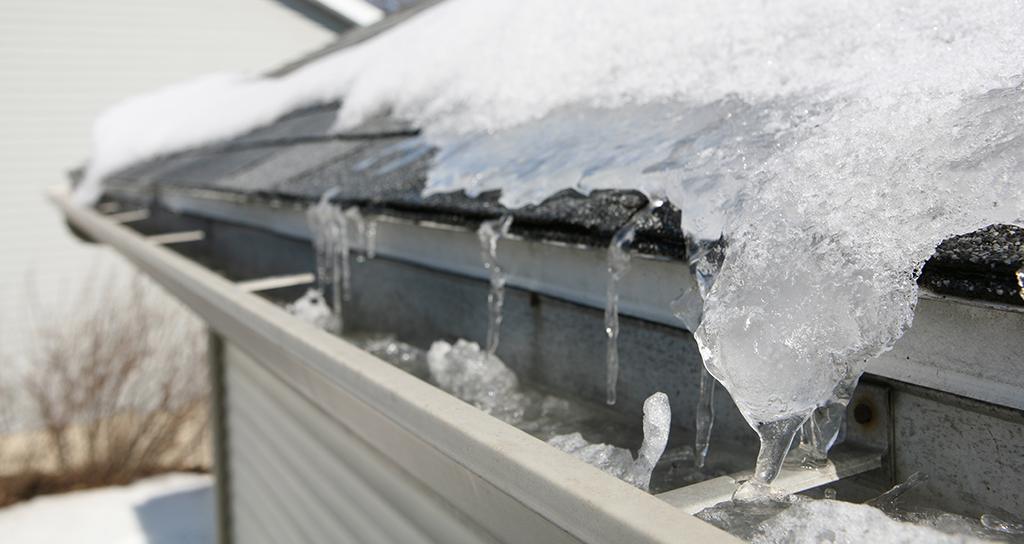 How to Prepare Your Roof for Winter [Homeowner's Guide]